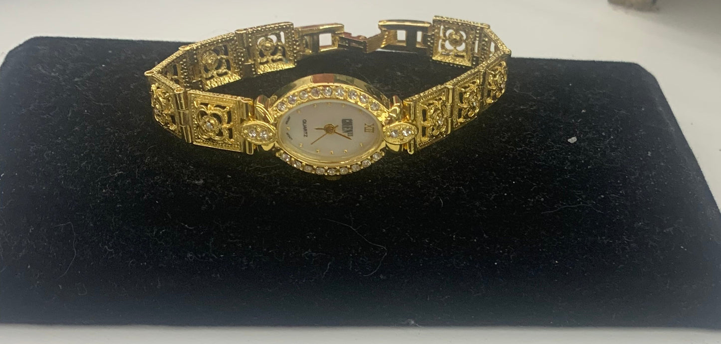 GOLD QUARTS WATCH